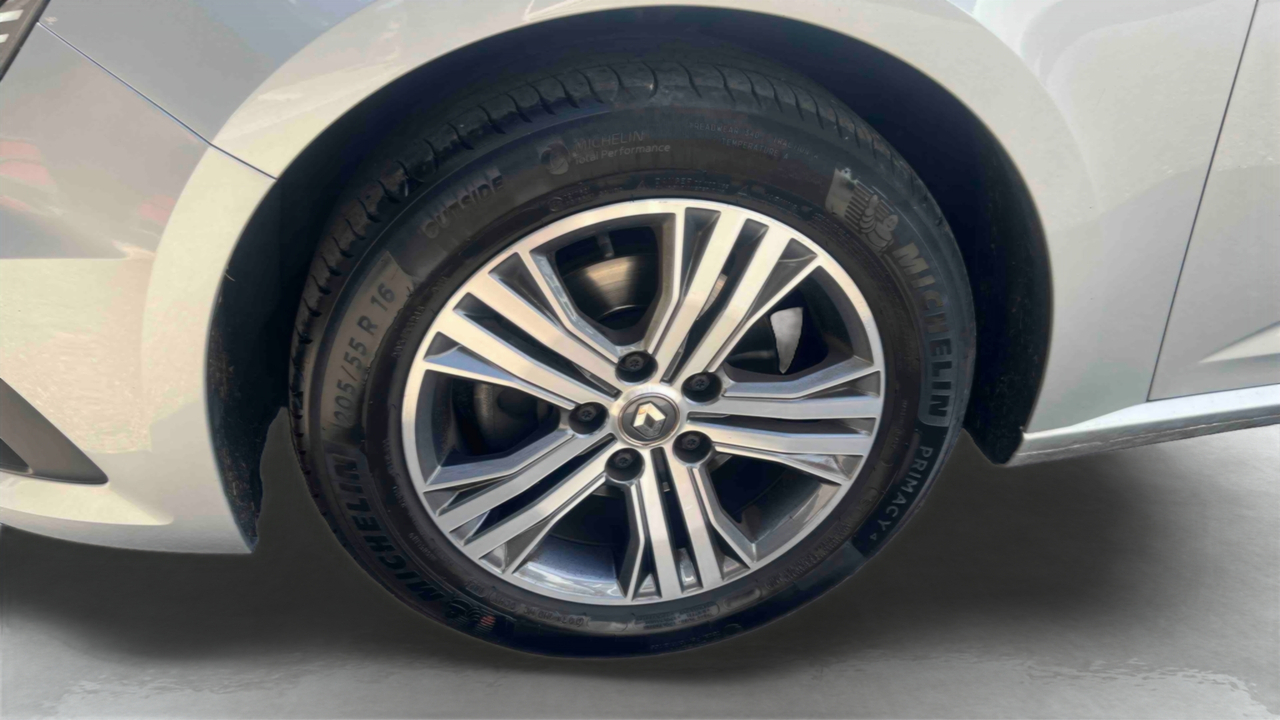 Renault Megane IV Berline TCe 140 — photo 14