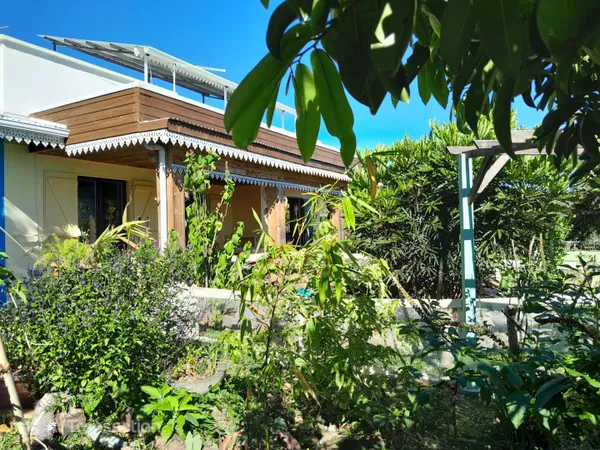 MAISON F7/8-180 m2-Terrain 1200 m2-BDN SAINTE CLOTILDE (97490)