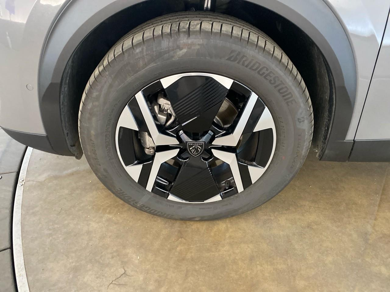 Peugeot 2008 hybrid 145 ch e-dcs6 allure — photo 11