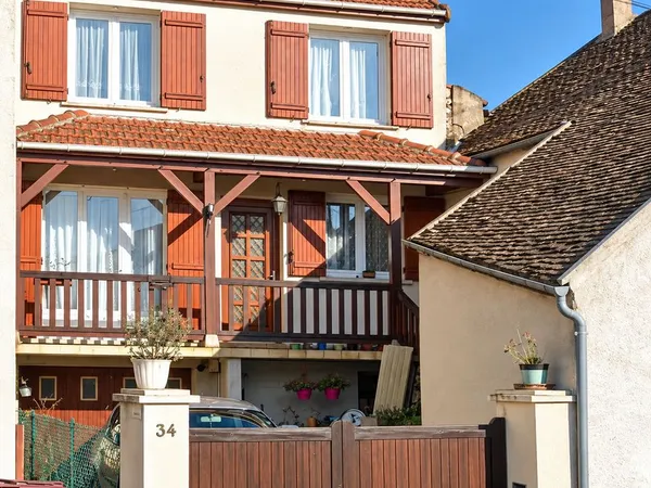 Maison familiale 97 m² - 4 chambres - Grand garage - Combles aménageables Prix : 200 000 - Négociabl