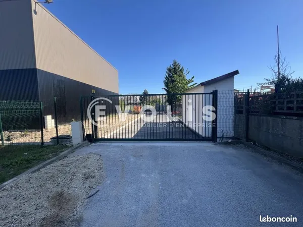 Local d'activité 550 m²