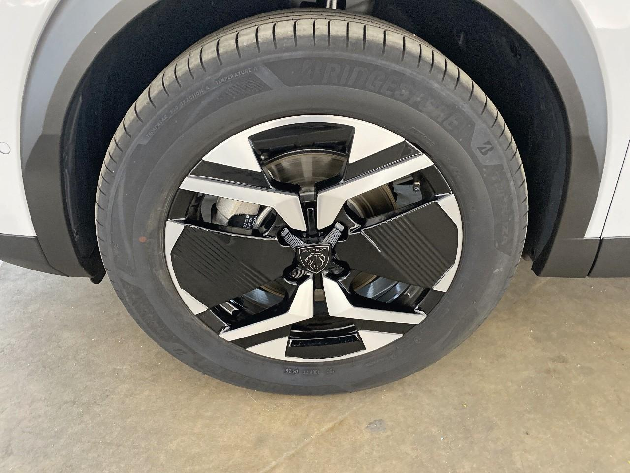 Peugeot 2008 hybrid 145 ch e-dcs6 allure — photo 11