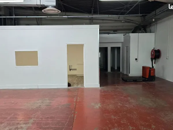 Local commercial 1100 m² LA CHAPELLE SAINT LUC