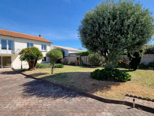 MAISON AVEC POTENTIEL ET GRAND TERRAIN DIVISIBLE