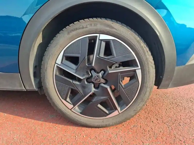 Peugeot 408 phev 225 e-eat8 — photo 13