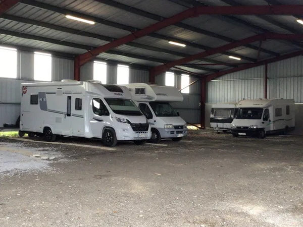 Emplacement garage camping car