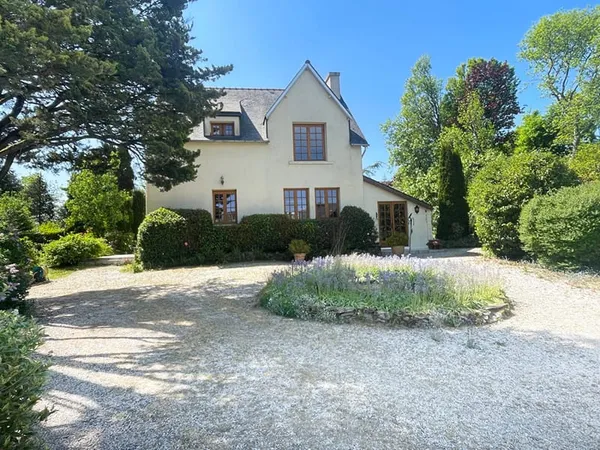 Finistère : Proche Huelgoat. Superbe domaine équestre. 3 maisons, un manège et 5 boxes. 3,5 hectares