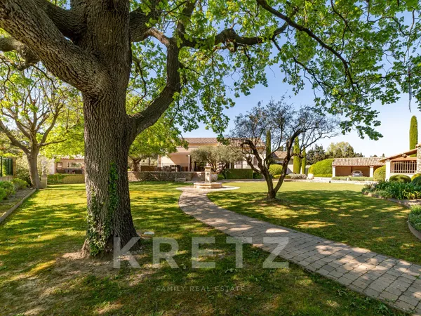 Aux portes de Saint-Rémy-de-Provence, propriété d'exception de 320 m² dans un écrin paysager de plus
