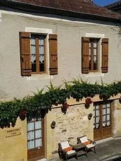 Zeer mooi en comfortabel dorpshuis met 4 slaapkamers, allemaal met een eigen douche, wastafel en toi
