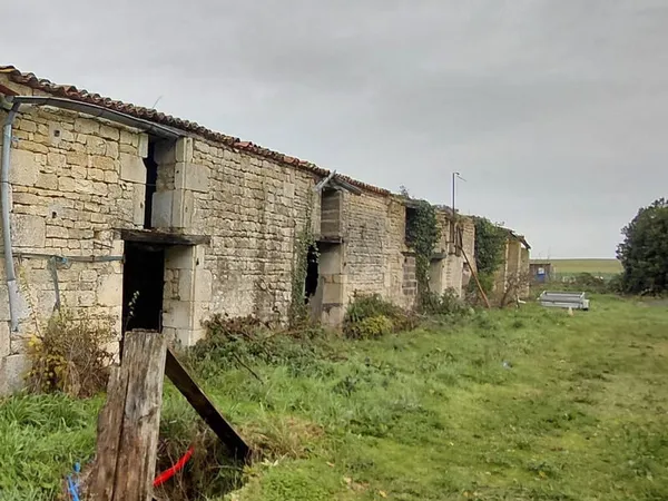 Terrain constructible 990 m2 avec bâtisse Projet rénovatio