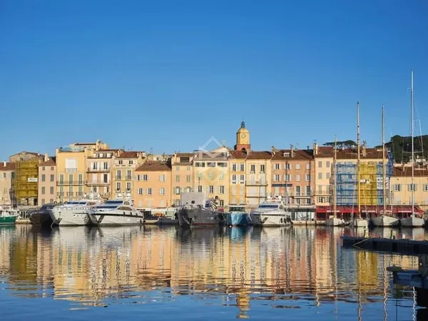 SAINT-TROPEZ -- VENTE DROIT AU BAIL -- EMPLACEMENT N°1