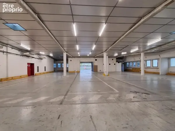Entrepôt avec bureaux et parking