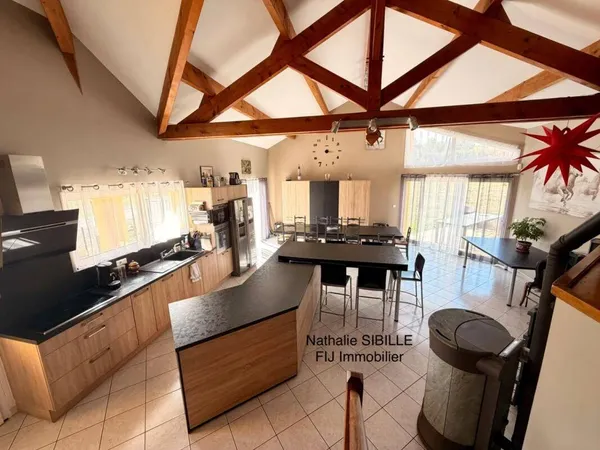 Maison 8 pièces 211 m²