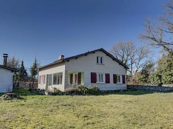 Maison de plain-pied avec jardin à proximité du centre bourg.