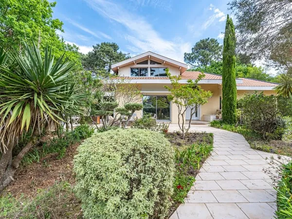 Villa familiale - 240 m2- emplacement privilégié à quelques pas de la plage Pereire