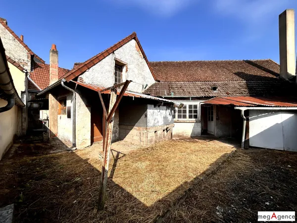 En centre ville 165.29 m², comprenant : logement d'habitation + ancien local commercial (avec boutiq