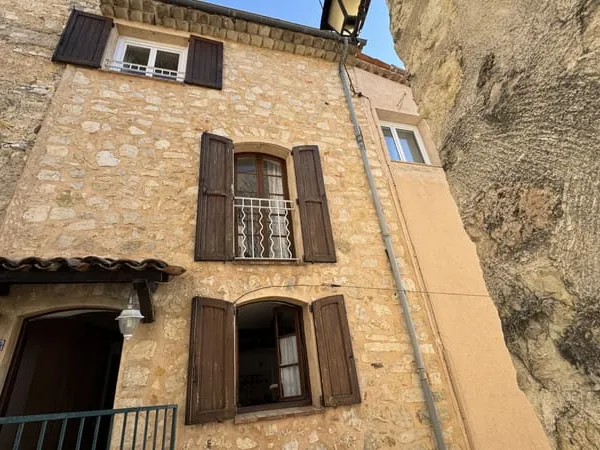 A LOUER Magagnosc, une maison de village, avec une cave, tro