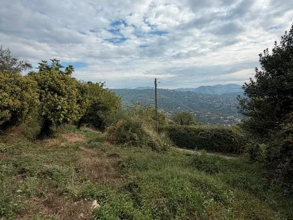 Terrain constructible de 3 000 m² en zone urbaine, Châteauneuf-Villevieille (06)