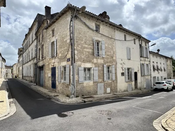 Maison de ville attrayante remplie de caractère et avec une terrasse sur le toit offrant une vue sur