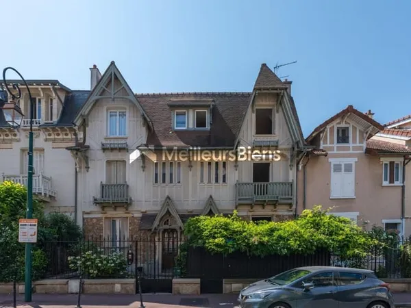 MAISON FAMILIALE DE CARACTERE AVEC JARDIN PROCHE DU BOIS DE VINCENNE