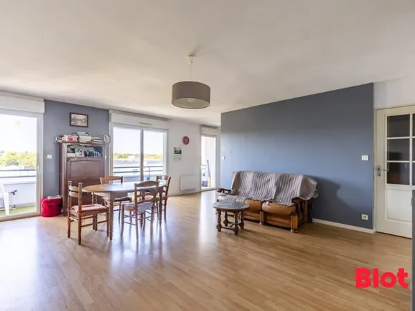A VENDRE PAR BLOT IMMOBILIER - Grand appartement de 91m² avec ascenseur, terrasse et deux garages