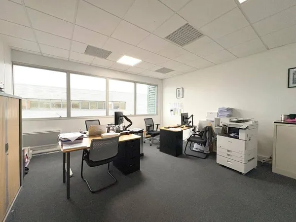 Local d'activité 999 m²