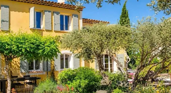 BASTIDE PROVENÇALE .VUE SUBLIME SUR LES ALPILLES ENVIRONNEMENT PRIVILÉGIÉ