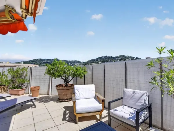 50M2 TERRASSE DERNIER ÉTAGE. 100M CROISETTE.
