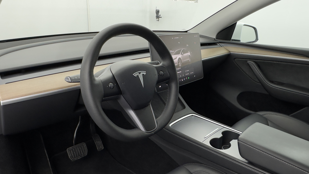 Tesla MODEL Y Standard RWD — photo 12