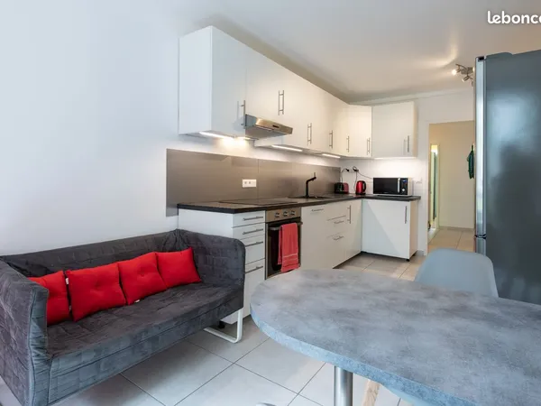 Chambre meublée en colocation - Villeurbanne, 150 m métro Laurent Bonnevay