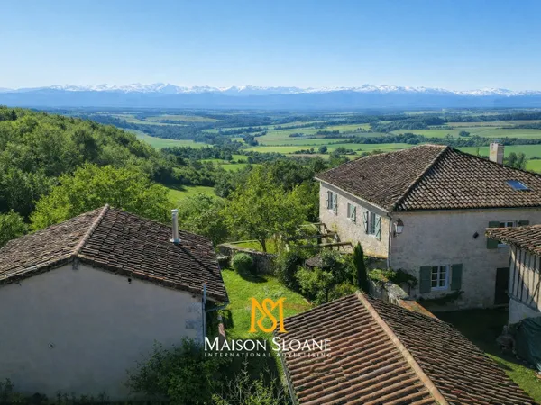 Bastide en pierre perchée, vue sur les Pyrénées