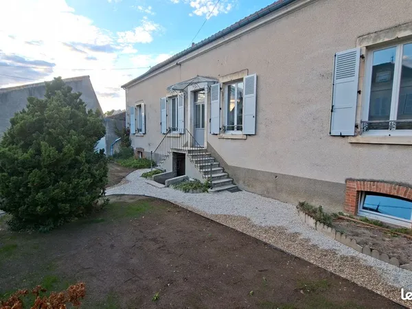 Maison rénovée de 82 m² avec 2 chambres, jardin, garage et grande cave