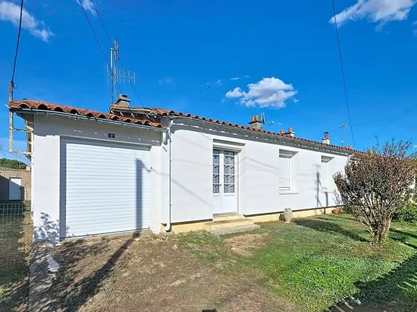 A Vendre Maison de plain pied située à Lucon, 2 chambres possibilité 3, Garage, jardin.