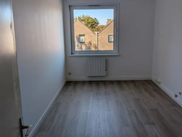 Locaux , box, atelier E-Commerce, Micro-Logistique & Stockage (15 à 24 m²) CONNECTÉS, LUMINEUX