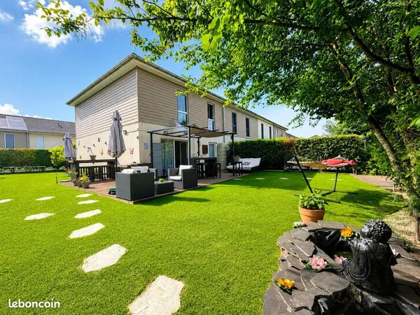 Maison familiale récente avec piscine et 377 m² de terrain