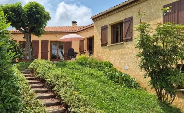 Dans Un Ecrin De Verdure Grande Maison Tout Confort Sur 2 Niveaux De Plain-Pied Avec Terrasses Garag