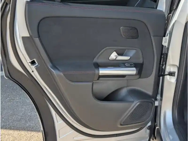 Mercedes Gla 250 e hybrid eq — photo 17