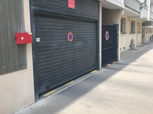 Place de parking angle rue beguin et rue Tourville 69007 Lyon