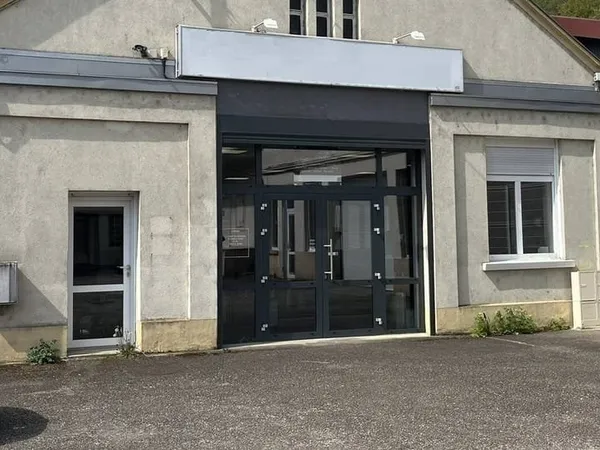 Local 8 pièces 212 m²