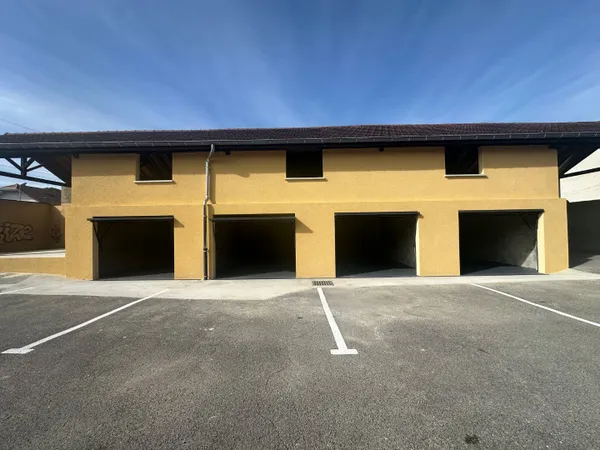 MOIRANS GARAGES A LOUER