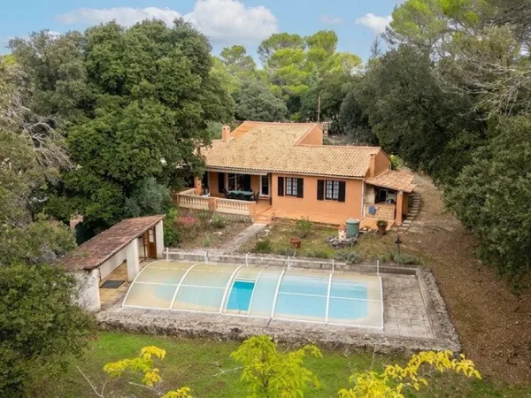 Maison de plain pied avec terrasse, piscine et terrain de 4000m²