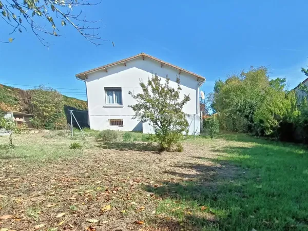 Meursac - Maison de plain-pied à rénover sur 3 679 m² de terrain