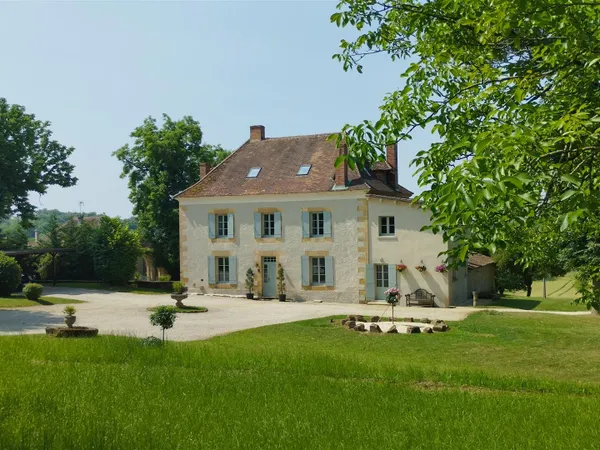 Manoir de campagne datant de 1789 avec pigeonnier et piscine - Nanthiat, Périgord Vert