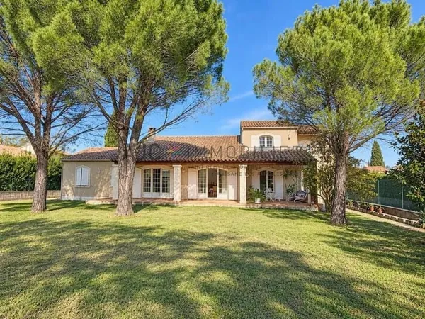 Saint-Étienne-du-Grès - Maison aux beaux volumes avec vue