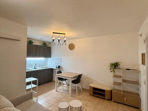 Studio meublé plain pied avec terrasse de 17 m2 et parking privatif