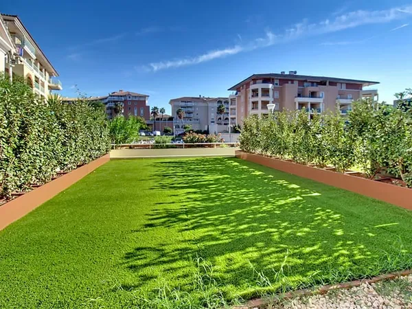 A LOUER EN EXCLUSIVITE - PORT FREJUS LOCATION APPARTEMENT MEUBLE T3 REZ-DE-JARDIN GARAGE