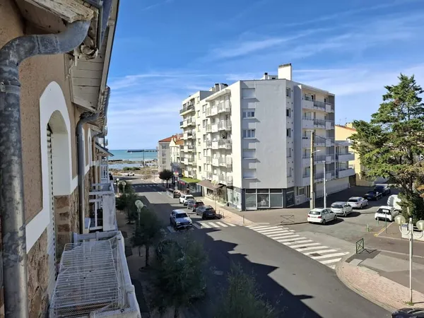 Studio vue latérale mer avec balcon et cave