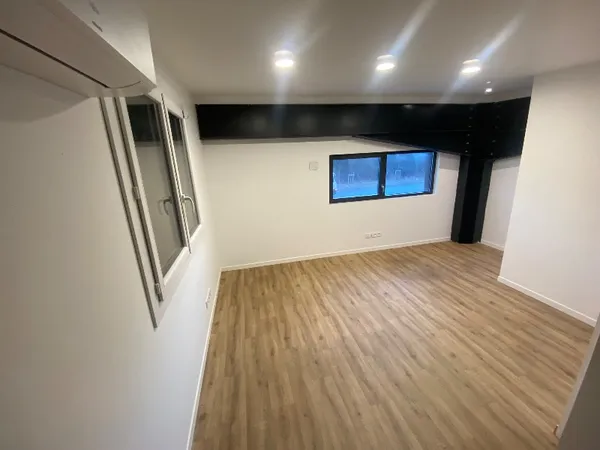 local de stockage avec bureaux , cuisine extérieurs et salle d'eau  à louer 