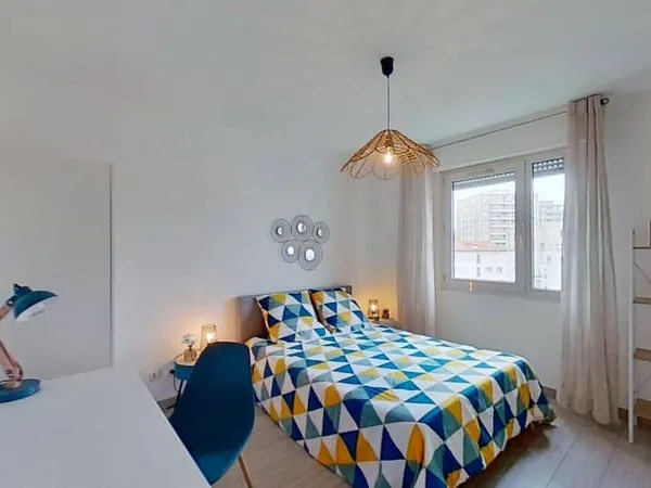 Studio 5 pièces 77 m²