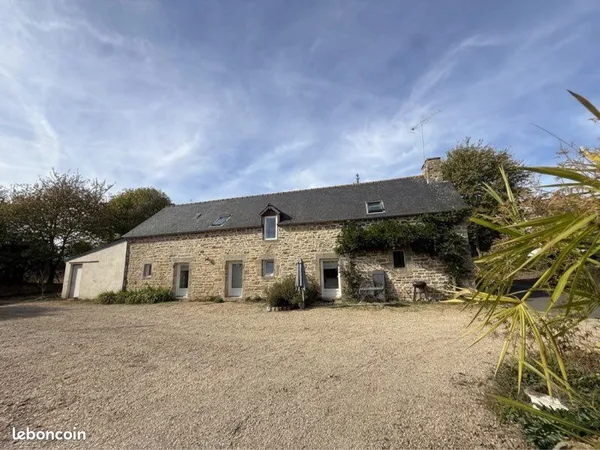 Ensemble immobilier de caractère à Saint-Donan (22) — Longère avec 2 logements indépendants, hangar 